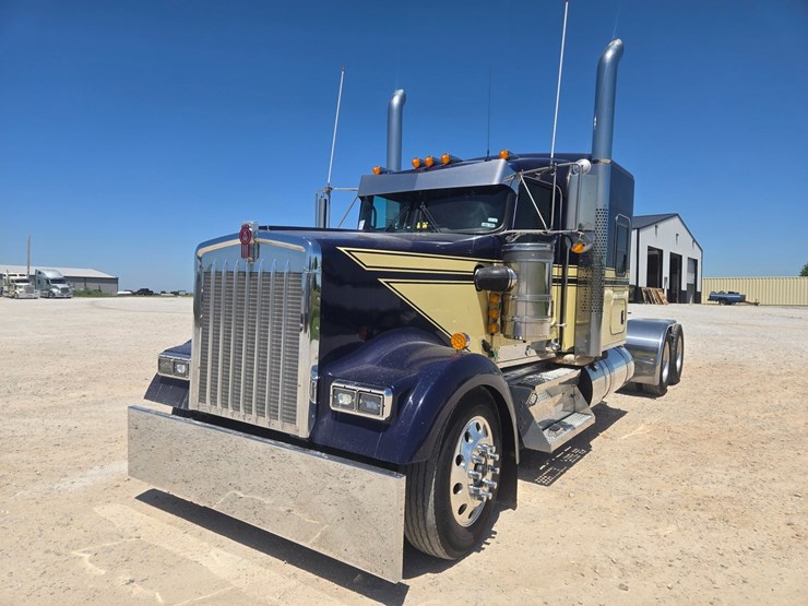 2023-kenworth-w900-image-1