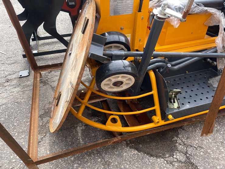 #9043-•-unused-ride-on-concrete-power-trowel-(o12)-image-33