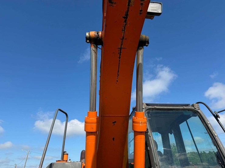 2015-hitachi-zx160-lc-image-11
