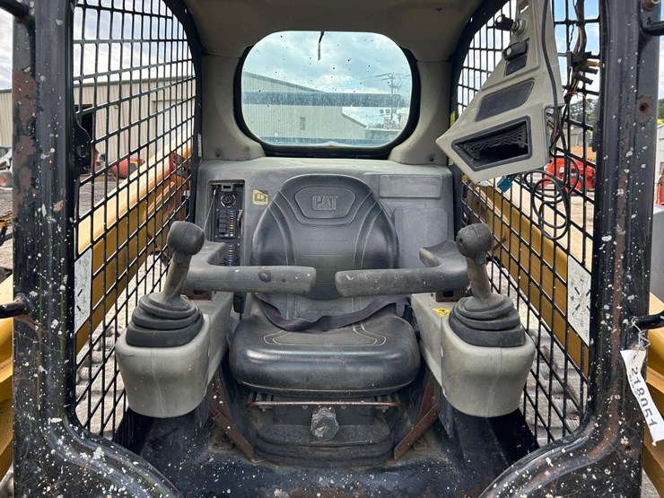 2015-caterpillar-299d-image-12