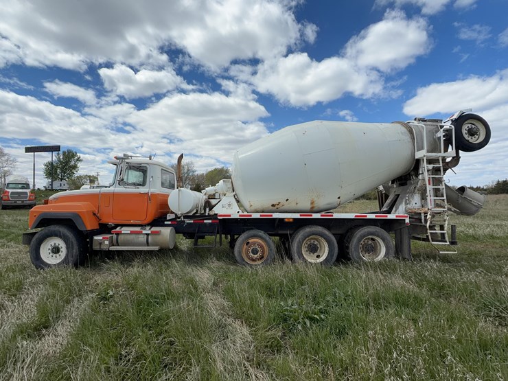 1996-mack-rd688c-cement-truck-image-8