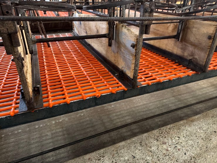 10-sections-of-orange-metal-floor-grates-image-8