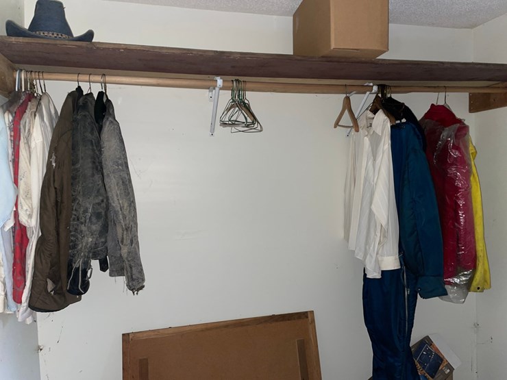 #7051-•-contents-of-clothing-rack-image-1