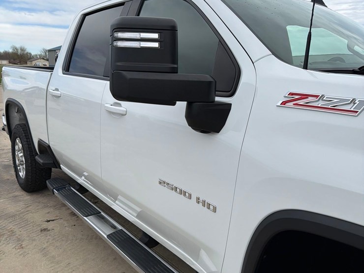 2021-chevrolet-2500hd-image-17