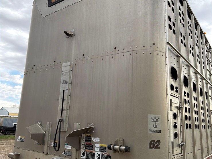 2008-wilson-livestock-trailer-image-19