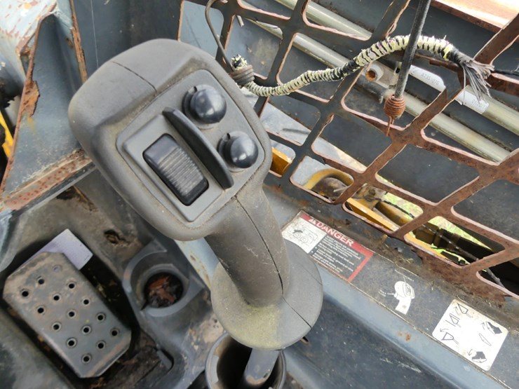 2011-deere-318d-image-13