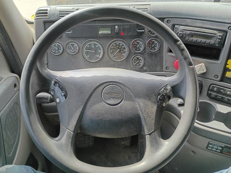 2009-freightliner-cascadia-125-image-59