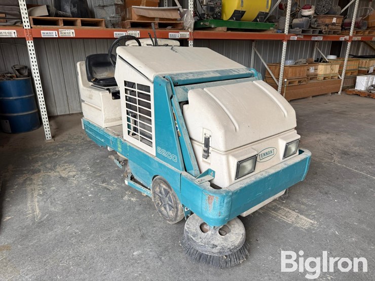 tennant-8200-floor-sweeper-image-3