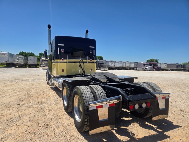 2023-kenworth-w900-image-15