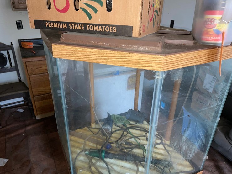 #7059-•-fish-tank-with-stand-and-tv-image-4