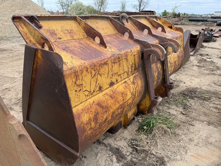 #3958-•-approx-10'-loader-bucket-image-2