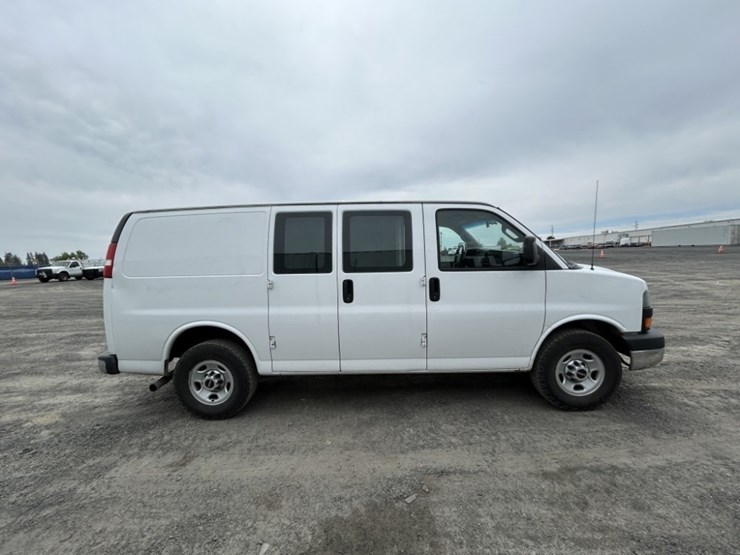 2016-gmc-savana-cargo-van-image-6