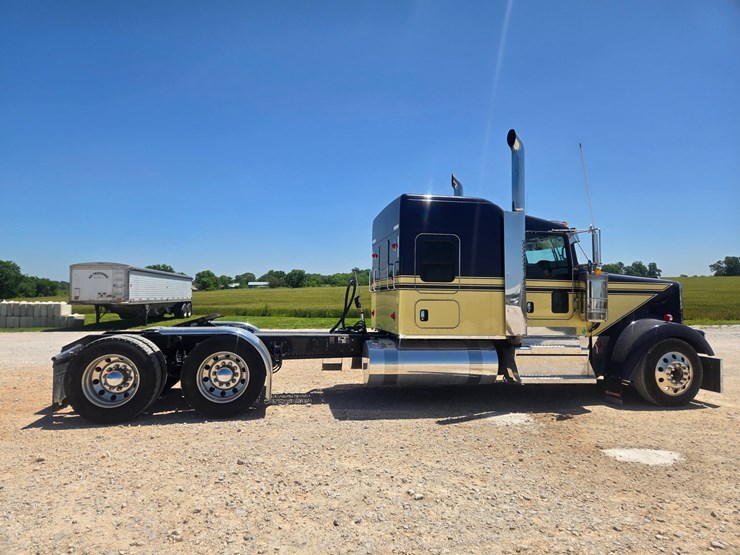 2023-kenworth-w900-image-22