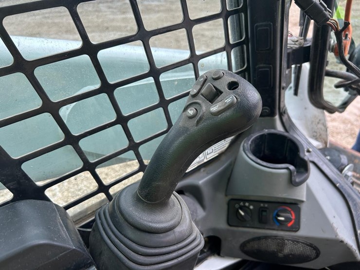 2022-bobcat-t770-image-29