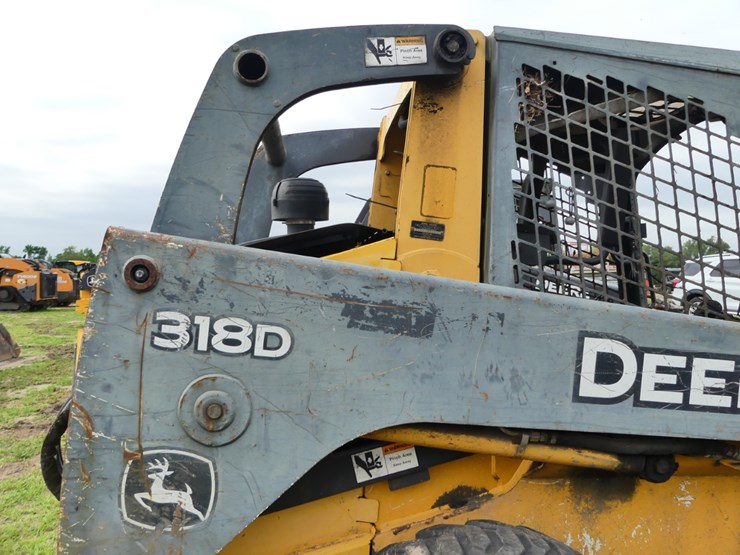 2011-deere-318d-image-7