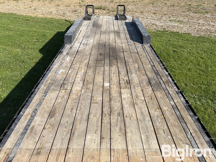 2009-load-max-tri/a-gooseneck-flatbed-trailer-image-15