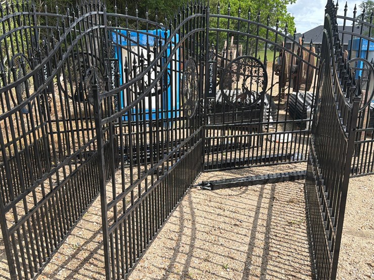 #5126-•-set-of-gates-with-tree-design-image-1