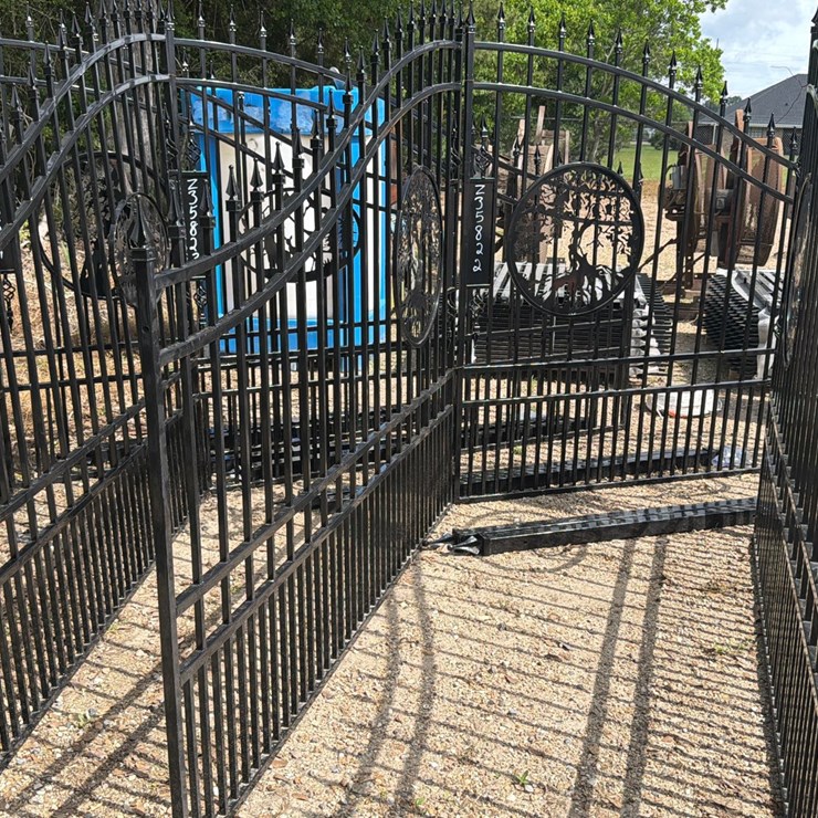 #5126 • SET OF GATES WITH TREE DESIGN