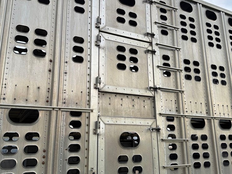 2008-wilson-livestock-trailer-image-34