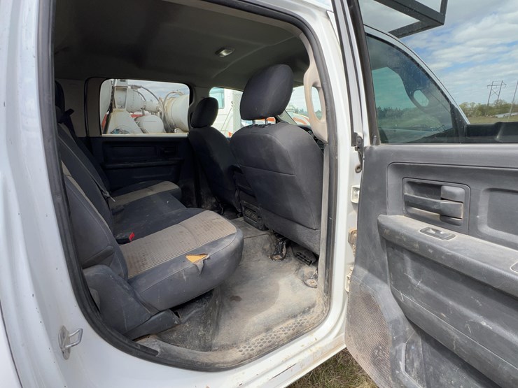 2011-dodge-3500-image-23