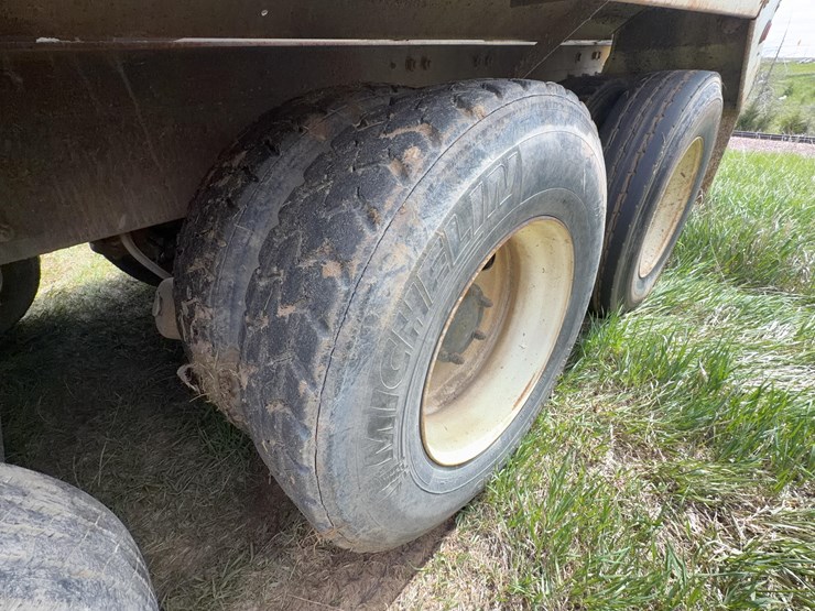 2001-mack-rd690s-image-23