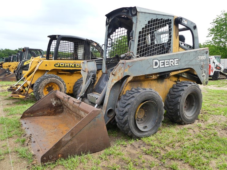 2011-deere-318d-image-1