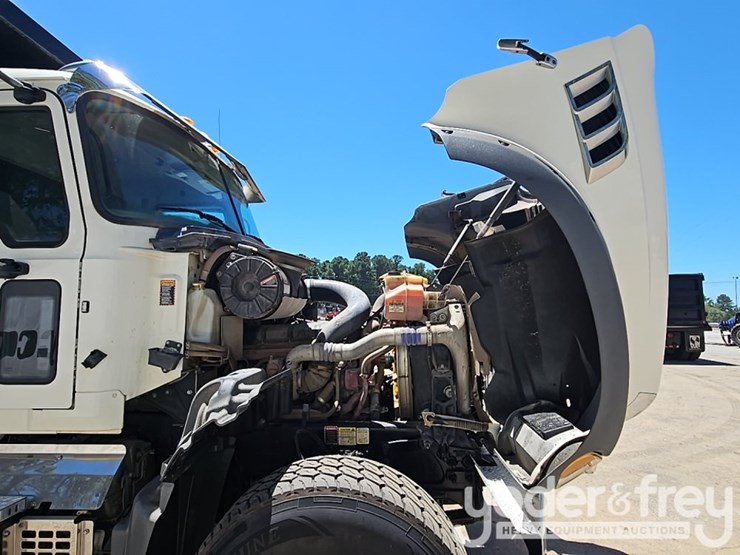 2021-mack-gr64f-image-24