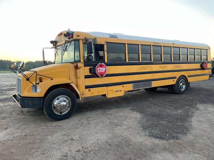 2004-freightliner-fs65-image-1