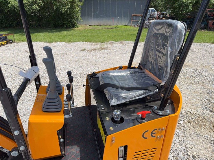 2026-miva-va13-mini-excavator-image-11