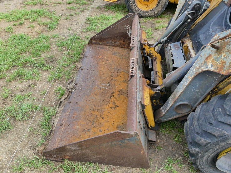 2011-deere-318d-image-9
