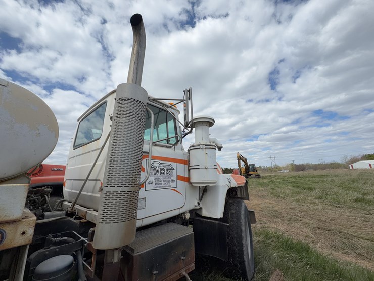 2001-mack-rd690s-image-7