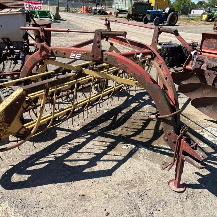 NEW HOLLAND 256