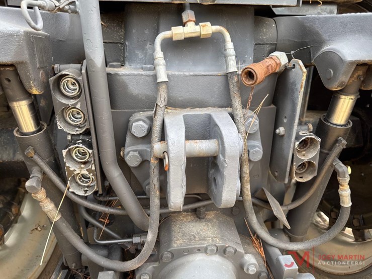 case-7140-ag-tractor-image-10