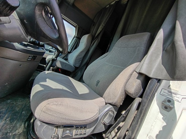 2009-freightliner-cascadia-125-image-37