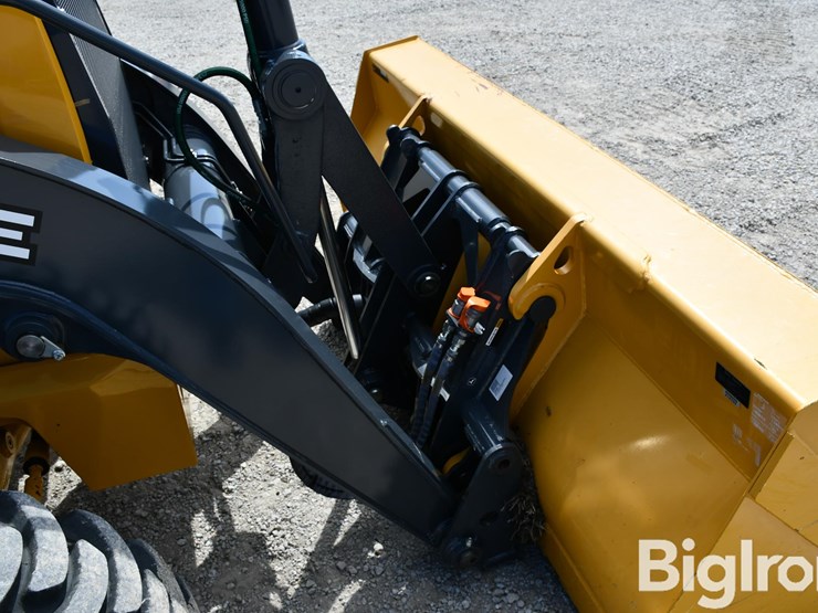 2024-john-deere-410-image-13
