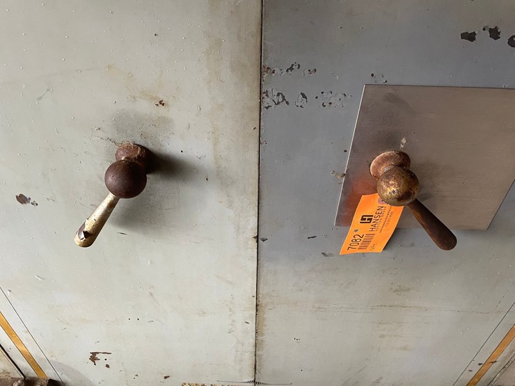 #7082-•-die-bold-safe-and-lock-co.-safe-image-4