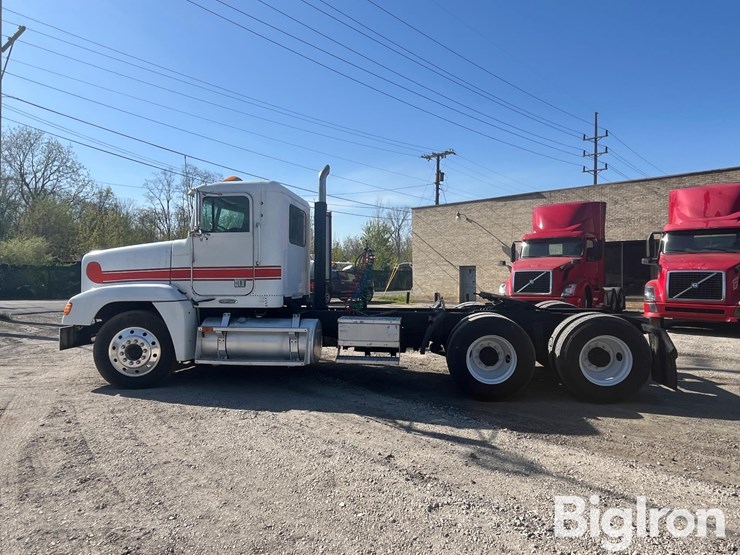 1995-freightliner-fld120-image-8