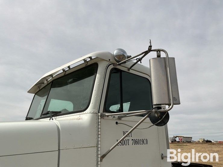 2000-freightliner-fld120-image-12