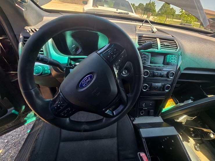2016-ford-explorer-image-28