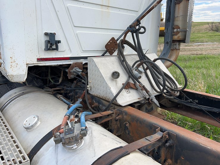 2000-mack-ch613-image-14