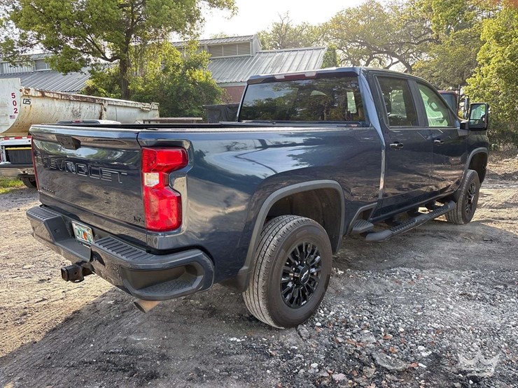 2021-chevrolet-silverado-2500-image-3