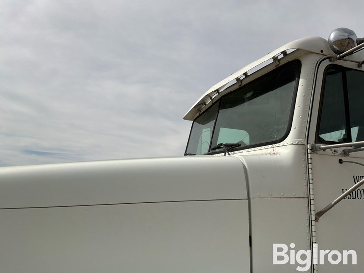 2000-freightliner-fld120-image-13