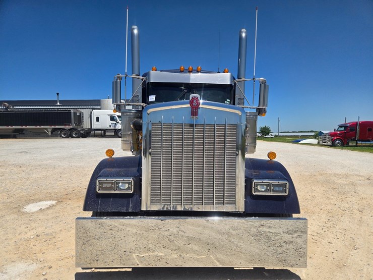 2023-kenworth-w900-image-31