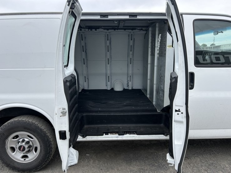 2016-gmc-savana-cargo-van-image-23