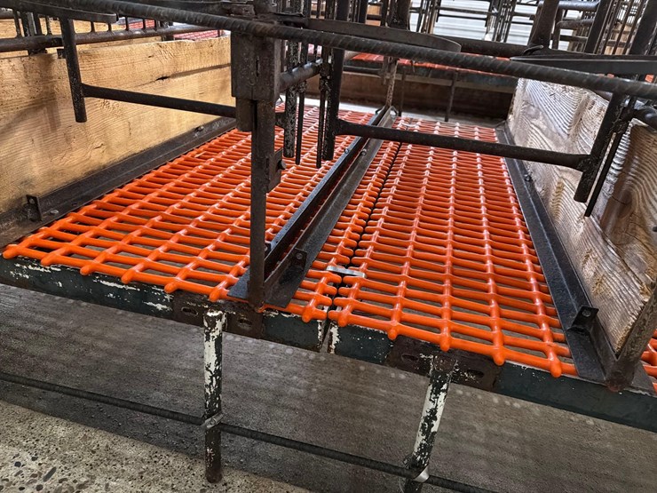 10-sections-of-orange-metal-floor-grates-image-7