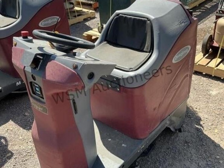 robo-scrub-ride-on-floor-cleaner-image-2