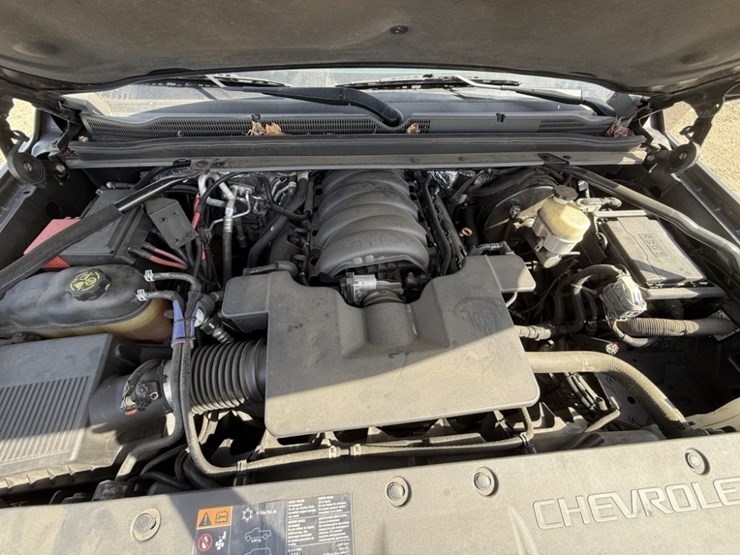 2015-chevrolet-suburban-image-13