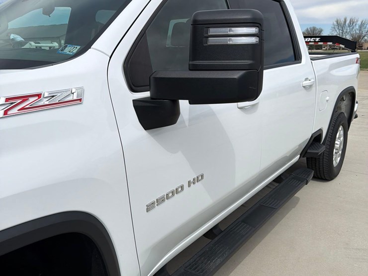 2021-chevrolet-2500hd-image-12