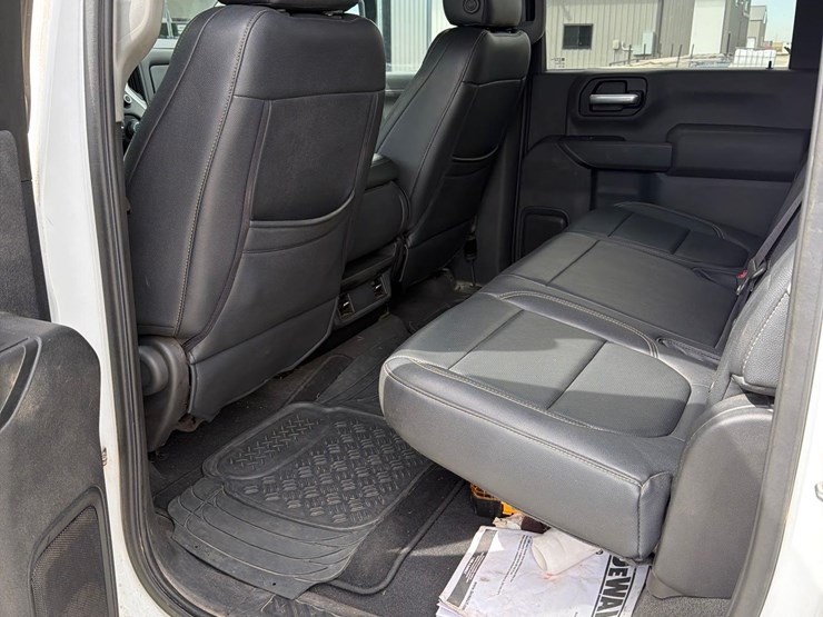 2021-chevrolet-2500hd-image-27