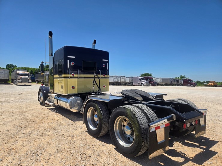 2023-kenworth-w900-image-14